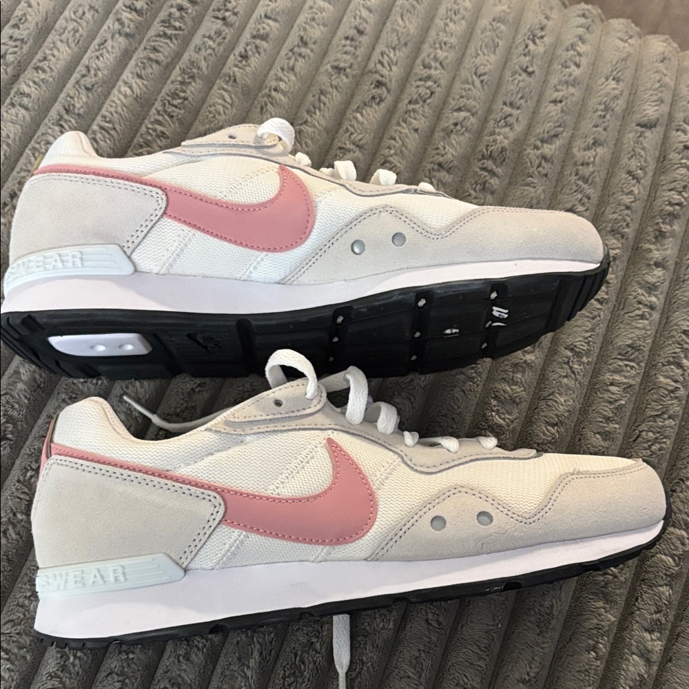 Nike Women's Sneakers in Pink and White